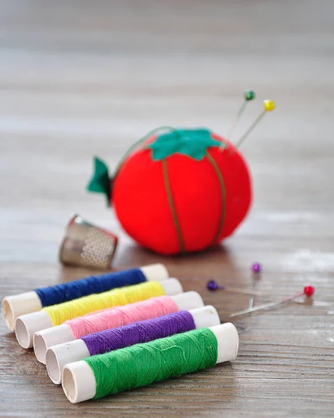 Rollos Hilo Con Cojín Fuera Foco Forma Tomate Rojo Dedal — Foto de Stock