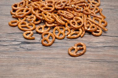 Bir yığın altın kahverengi kraker