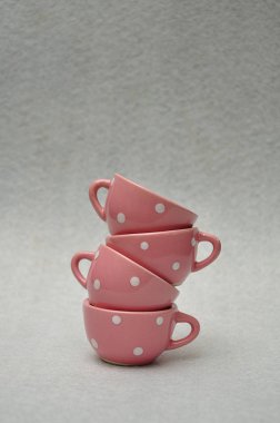 Bir yığın benekli porselen çay bardak