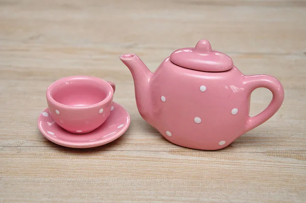 Teetasse Und Wasserkocher Aus Rosa Porzellan Auf Einem Hölzernen Hintergrund — Stockfoto