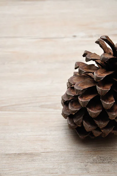 Een Dennenappel Een Houten Achtergrond — Stockfoto