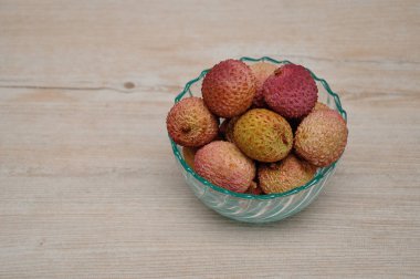 Muz dolu bir cam kase