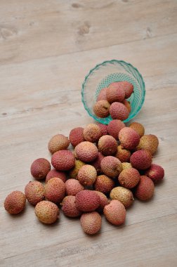 Bir cam kase ile muz dışarı dökülme