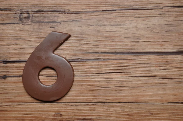 Ένα νούμερο 6 φτιαγμένο από σοκολάτα — Φωτογραφία Αρχείου