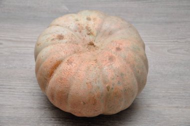 Ahşap arka plan üzerinde izole bir kabak