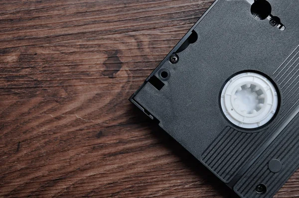En video kassett isolerad på en trä bakgrund — Stockfoto