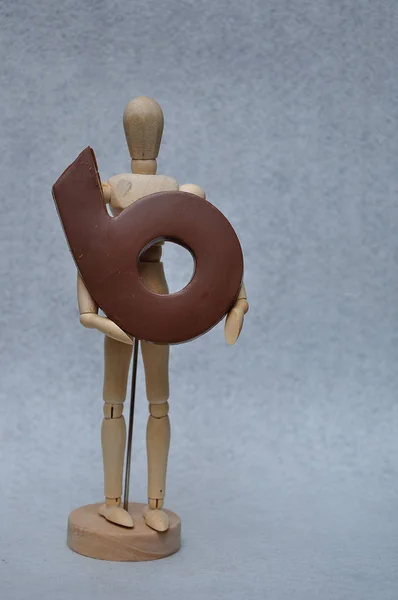 Un mannequin d'art en bois avec un numéro de chocolat six — Photo