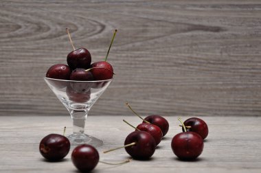 Seçici odak ile bir cam kase kiraz