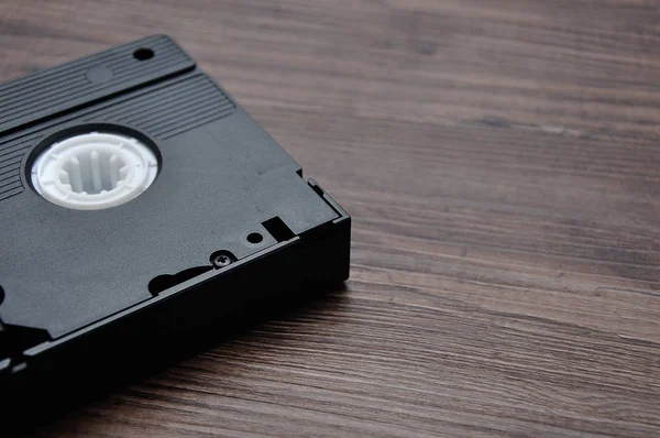 Een videocassette geïsoleerd op een houten achtergrond — Stockfoto