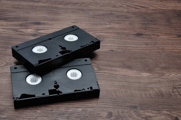 Video cassettes geïsoleerd op een houten achtergrond — Stockfoto