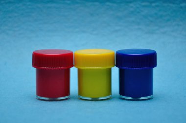 Farklı renklerde bir satır boya