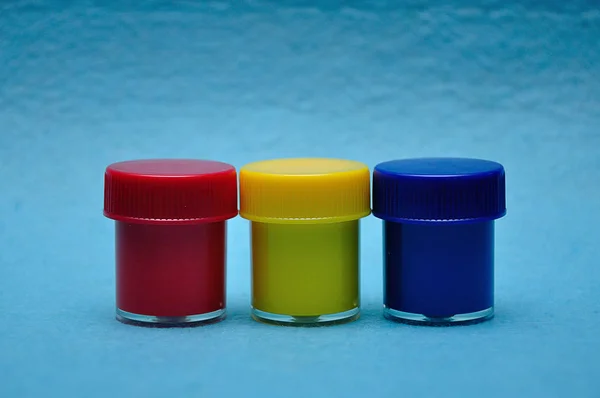 Uma linha de cores diferentes pintar — Fotografia de Stock