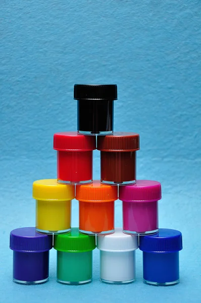Uma torre de tintas de cores diferentes — Fotografia de Stock