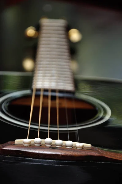 Close up af en guitar med lav dybde af feltet - Stock-foto