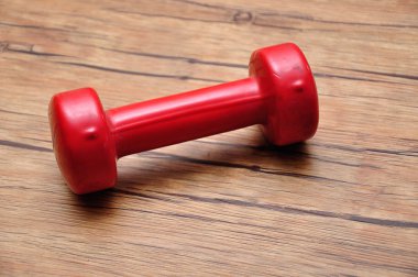 Ahşap arka planda kırmızı bir halter