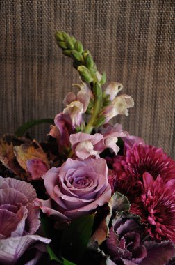 Mor çiçek farklı türde bir buket