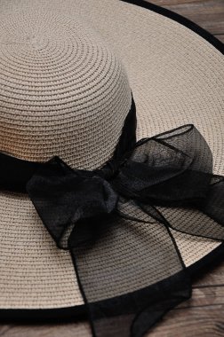 Siyah fiyonklu hasır güneş şapkası