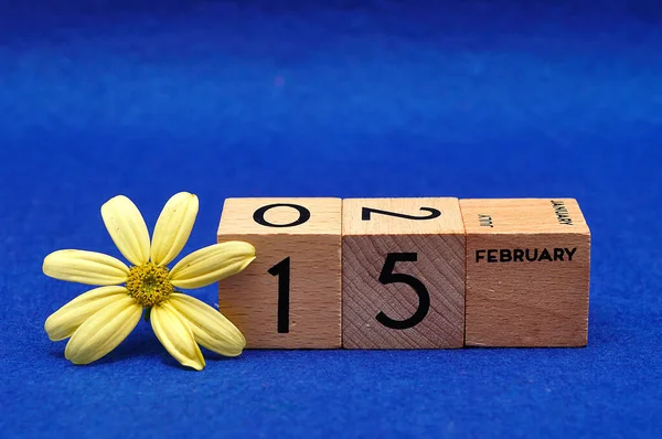 2月15日青地に黄色い花の木のブロックに — ストック写真