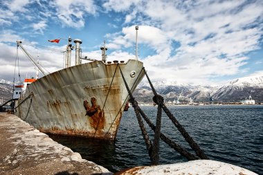 Eski kargo gemisi liman