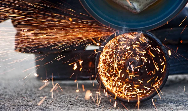 Cutting Metal Met Grinder Sparks Tijdens Het Slijpen Van Ijzeren — Stockfoto