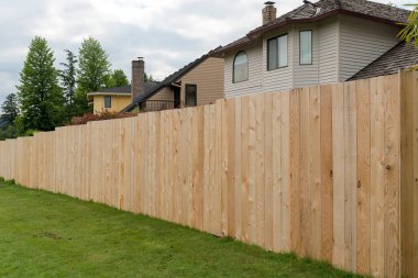 Yeni Cedar ahşap çit panoları boyunca banliyö mahallede evlerin Bahçe arka bahçe