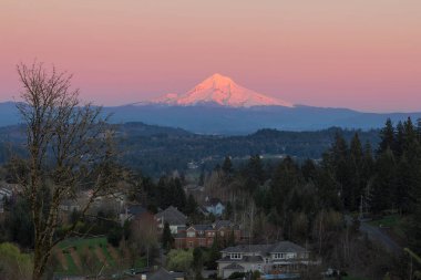 Mount Hood Happy Valley Oregon lüks lüks semtte alpenglow gün batımı sırasında üzerinde