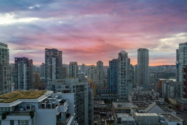 Şehir şehir condominiums Vancouver Bc British Columbia Kanada üzerinde gündoğumu