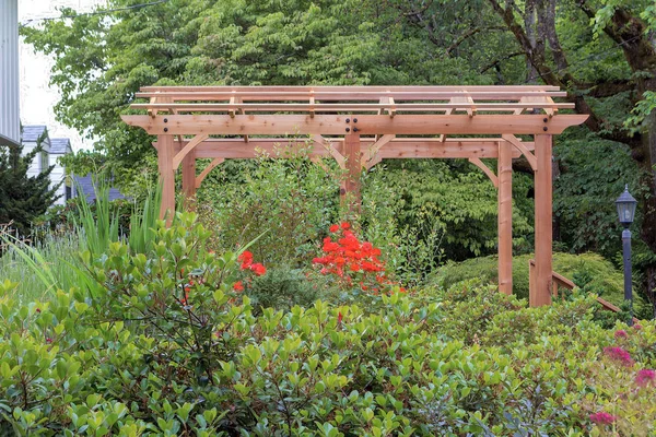 Wood Arbor Casa Jardín Patio Trasero Exuberante Paisajismo — Foto de Stock