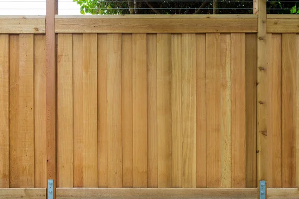 Ev Bahçe özelliği ön görünüm portre etrafında yeni Cedar ahşap çit 