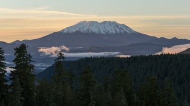 Ultra yüksek çözünürlüklü beyaz bulutlar üzerinde kar hareketli video lapse zaman kaplı Mt St Helens günbatımı sırasında Washington eyaletinde 4k Uhd