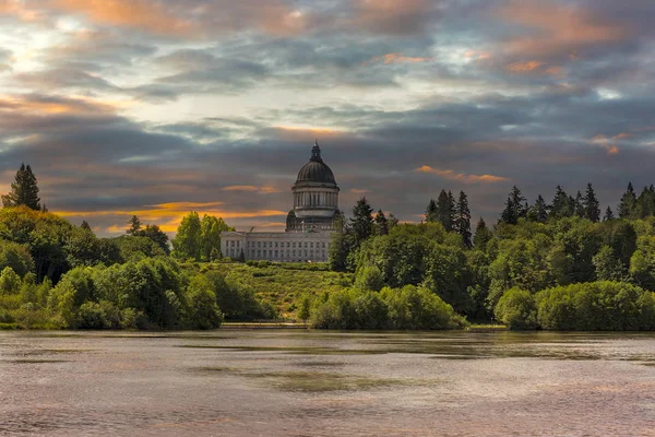 Sonnenaufgang Über Dem Hauptstadtsee Und Gebäude Olympiastaat Washington — Stockfoto