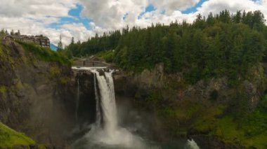 UHD beyaz bulutlar ve güzel Washington Snoqualmie Falls'ta üzerinde mavi gökyüzü hızlandırılmış video devlet bir yaz günü ultra yüksek çözünürlüklü 4 k zaman