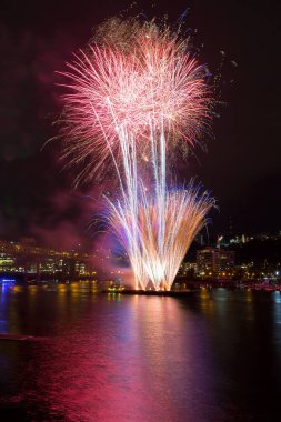 Şehir Portland Oregon waterfront Willamette Nehri boyunca dört Temmuz bağımsızlık günü havai fişek