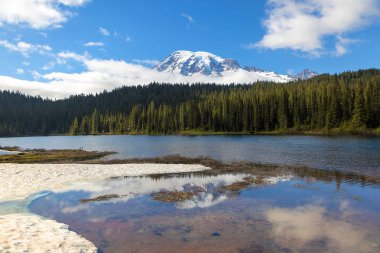 Yansıma göller Rainier Dağı Milli Parkı'nda kar bulutlar ve mavi gökyüzü ile Washington eyaletinde