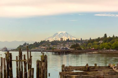 Mount Rainier Tacoma şehir üzerinden Washington Devlet waterfront rıhtımdan