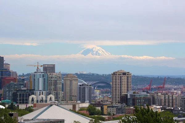 Ciudad Seattle Washington Skyline Con Monte Rainier Parcialmente Cubierto Nubes — Foto de Stock