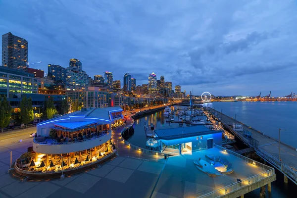 Seattle Washington Downtown Skyline Från Piren Längs Vattnet Kvällen Blå — Stockfoto