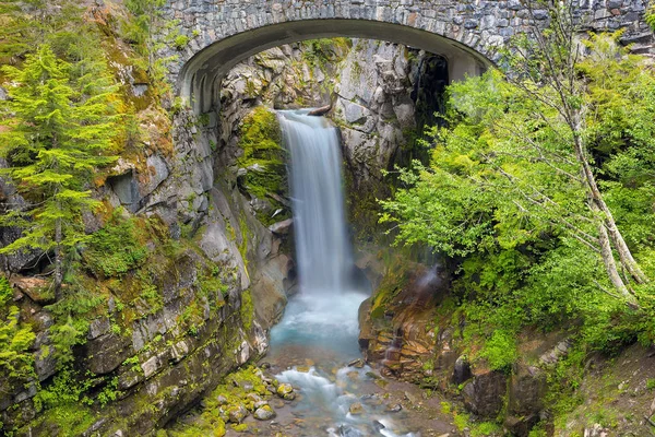 マウント レーニエ国立公園ワシントン州のヴァン トランプ クリークに沿って石の橋の下でクリスティン滝 — ストック写真