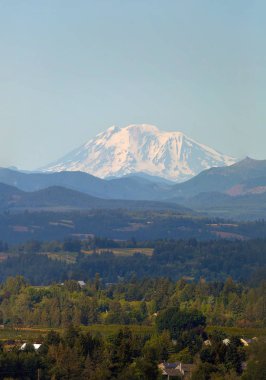 Kar Mount Adams Washington eyaletinde bir açık mavi gökyüzü gün kaplı.