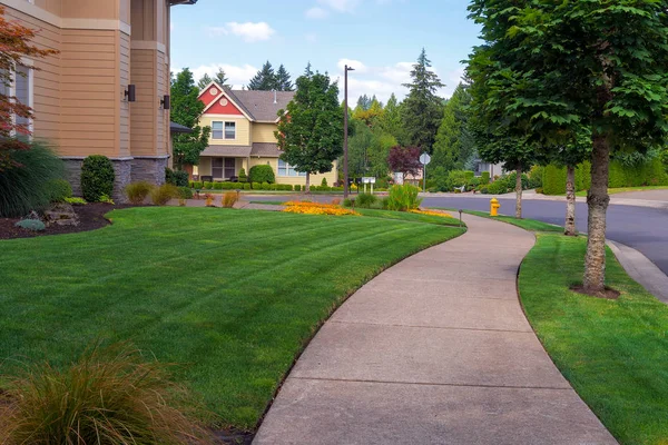 House Frontyard Parking Strip Freshly Mowed Green Grass Lawn North — Stock Photo, Image