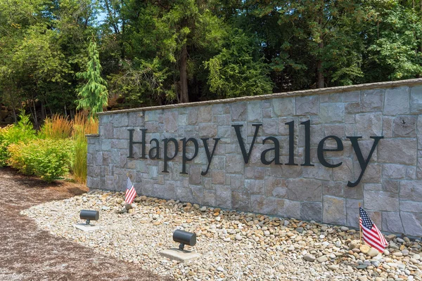 City Happy Valley Oregon Stenmur Parken Med Landskapsarkitektur Närbild — Stockfoto