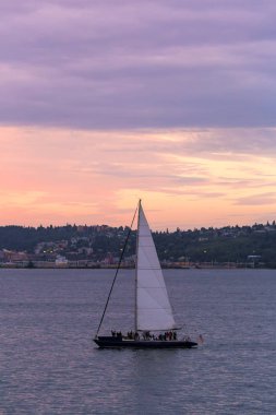 Seattle Washington Puget Sound yelken günbatımı sırasında