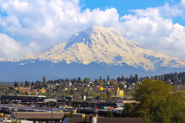 Mount Rainier Över Port Tacoma Washington Industriområde Och Interstate Freeway — Stockfoto