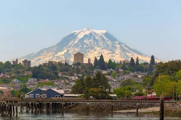 Monte Rainier Sobre Cidade Tacoma Washington Beira Mar Céu Azul Imagens Royalty-Free