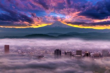 Mount Hood ve sisli Portland Oregon şehir şehir üzerinde dramatik renkli gündoğumu