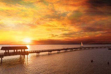 Güzel altın gün batımını Bellingham Bay Washington Bulvarı Park boyunca