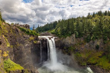 Snoqualmie Washington eyaletinde bulutlu bir günde düşüyor.