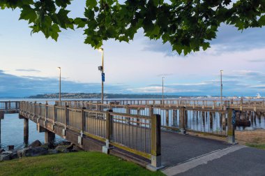 Mavi saat gece boyunca waterfront Tacoma Washington boyunca Ruston yol boyunca İskele Balık tutma