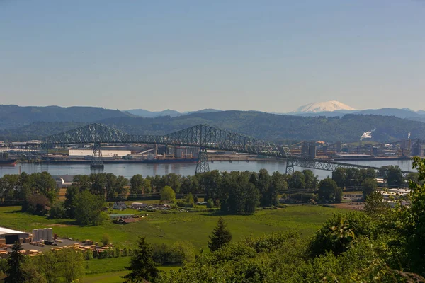 ルイスおよびクラーク レーニアのオレゴン州と Longview ワシントン州のコロンビア川に架かる橋 — ストック写真