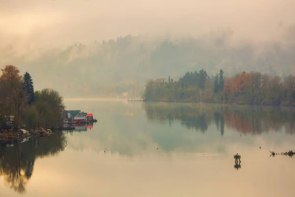 霧の秋の日の間にオレゴン都市でウィラメット川の浮動家 — ストック写真